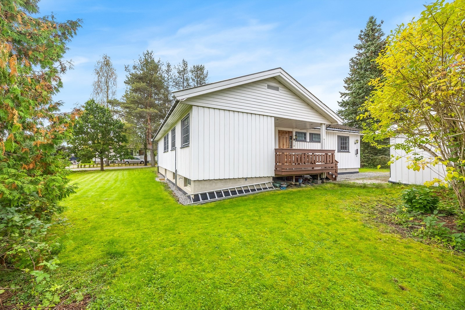 Det er kort vei til skoler, barnehager, butikker og populære turområder. Galleribilde