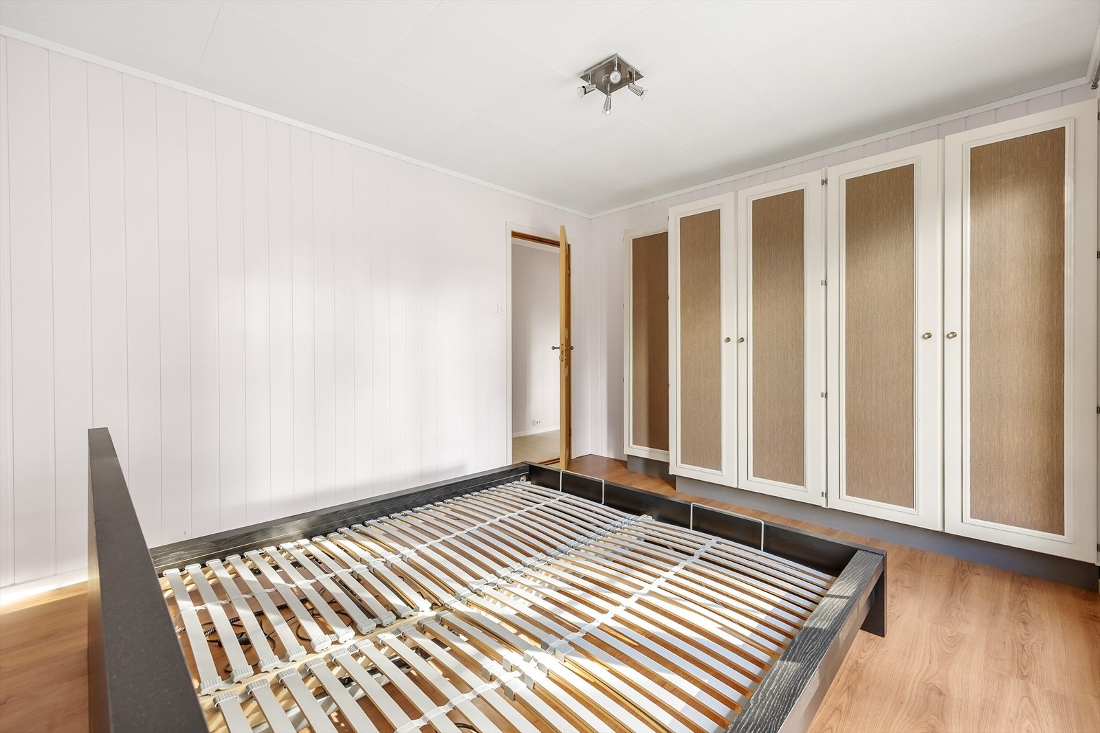 Rommet har god oppbevaringsplass i den plassbygde garderoberekken som går langs den ene veggen. Galleribilde