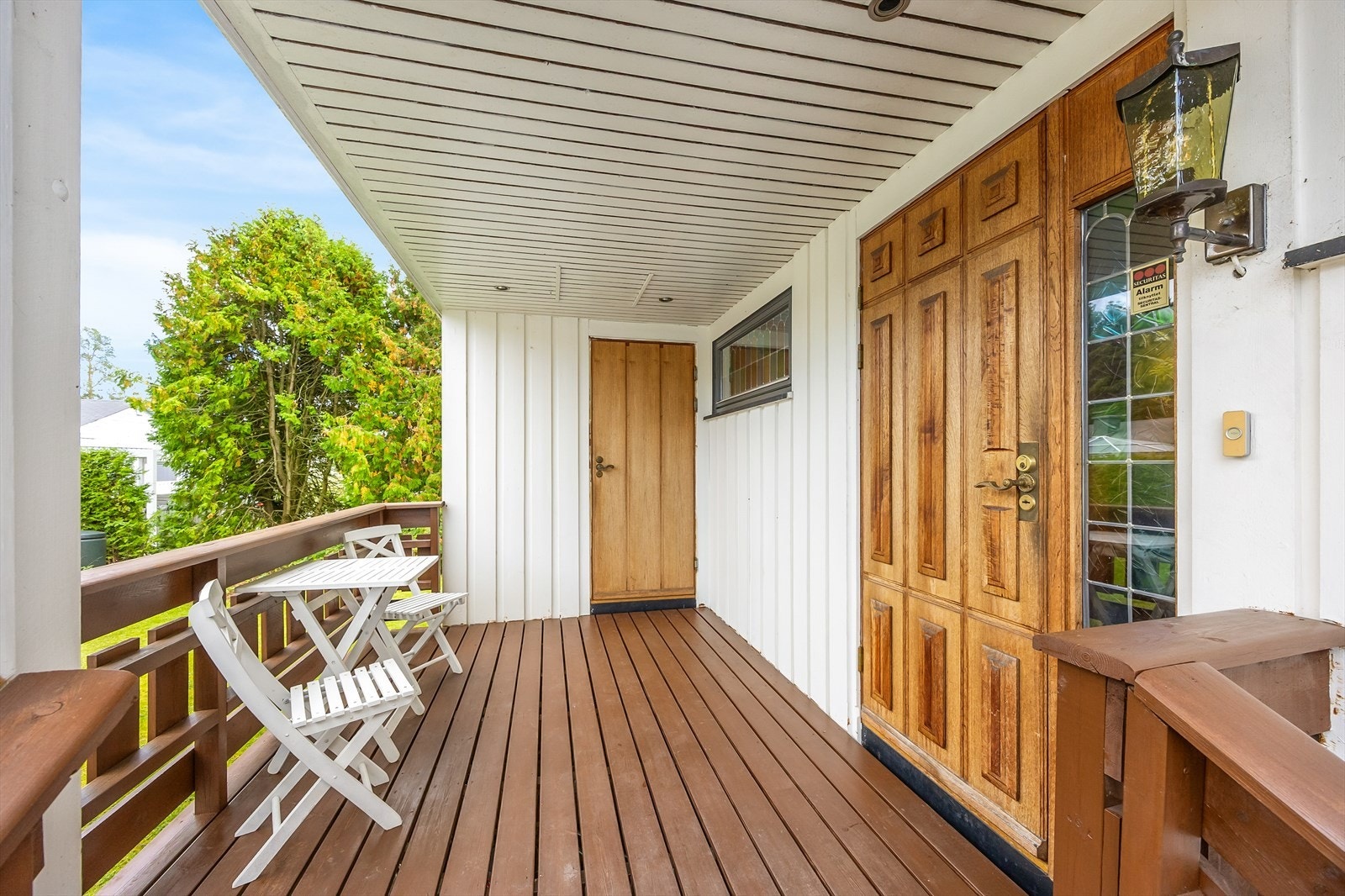 I forbindelse med det overbygde inngangspartiet er det en koselig velkomstterrasse med plass til enkelt utemøblement. Galleribilde