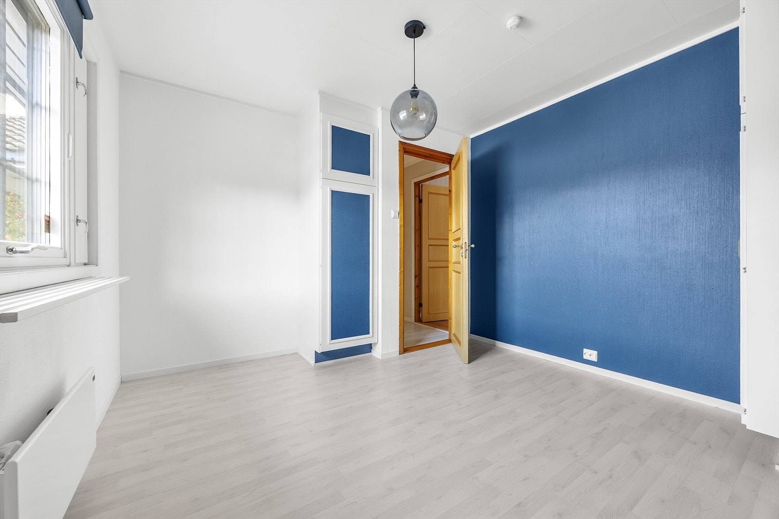 Det er plassbygde garderobeskap på alle tre soverommene. Galleribilde