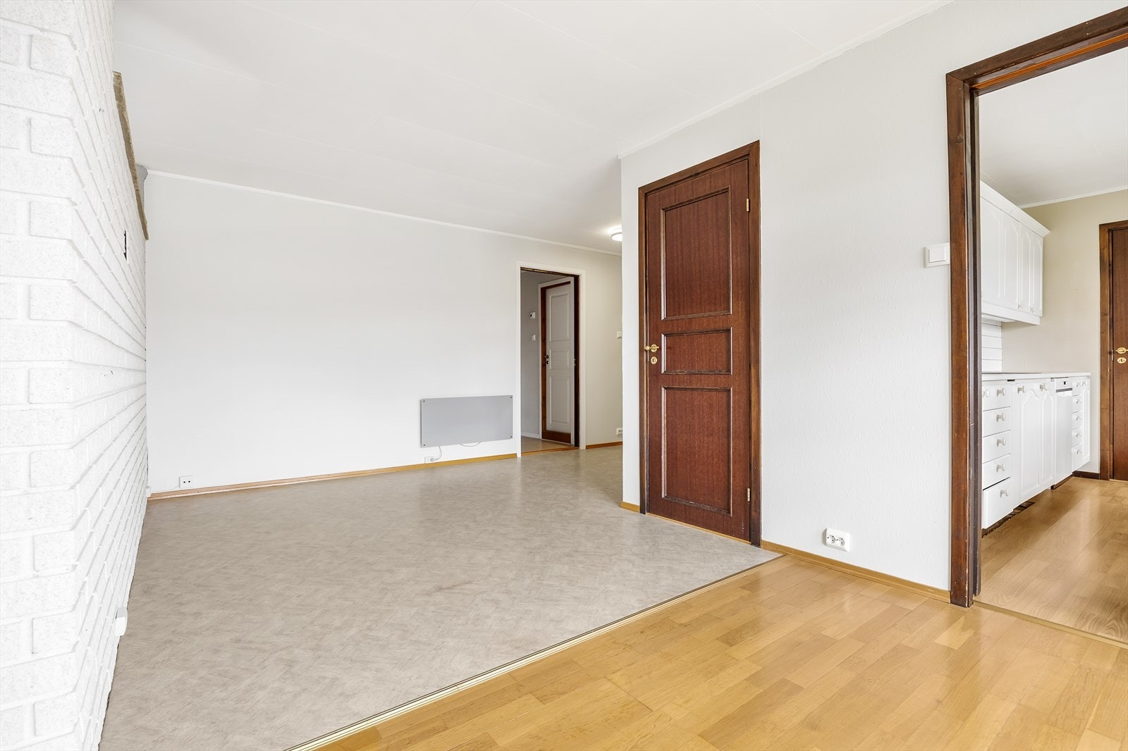 Gangen er av god størrelse og har i tillegg til garderobeskapet også plass til kommoder, eller annet ønsket møblement. Galleribilde