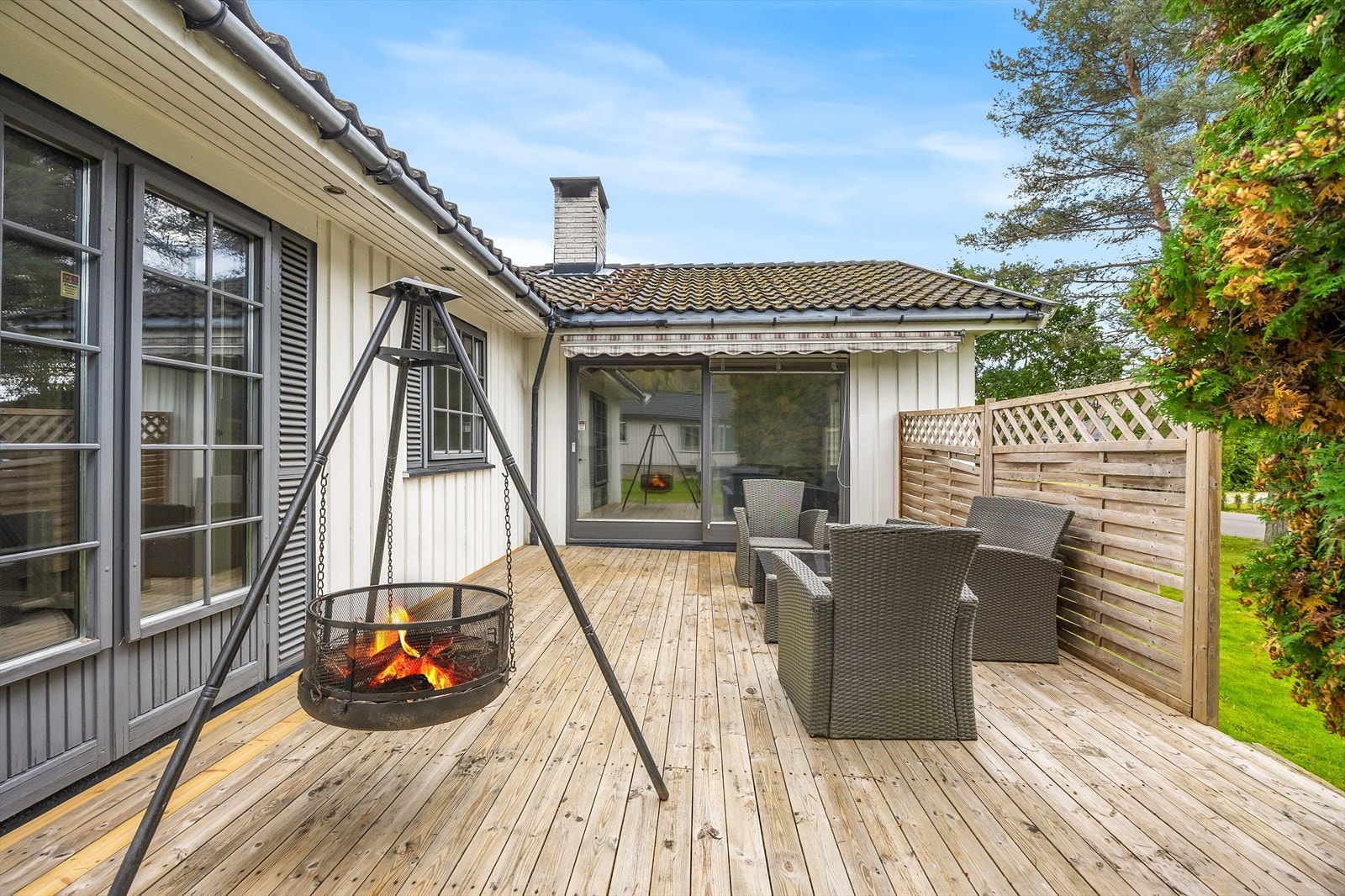 God plass til flere sittegrupper og grill på terrassen. Galleribilde