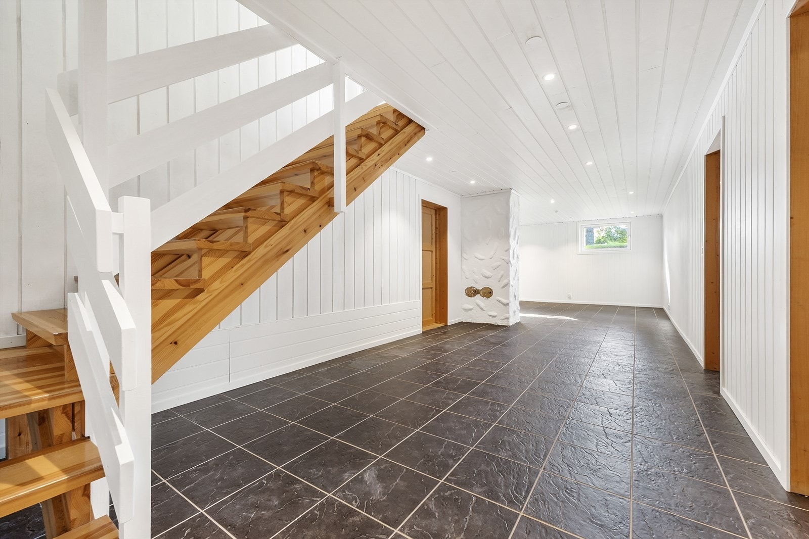 I kjelleretasjen er det trapperom, kjellerstue, teknisk rom og boder, og et rom bruksendret til soverom. Galleribilde