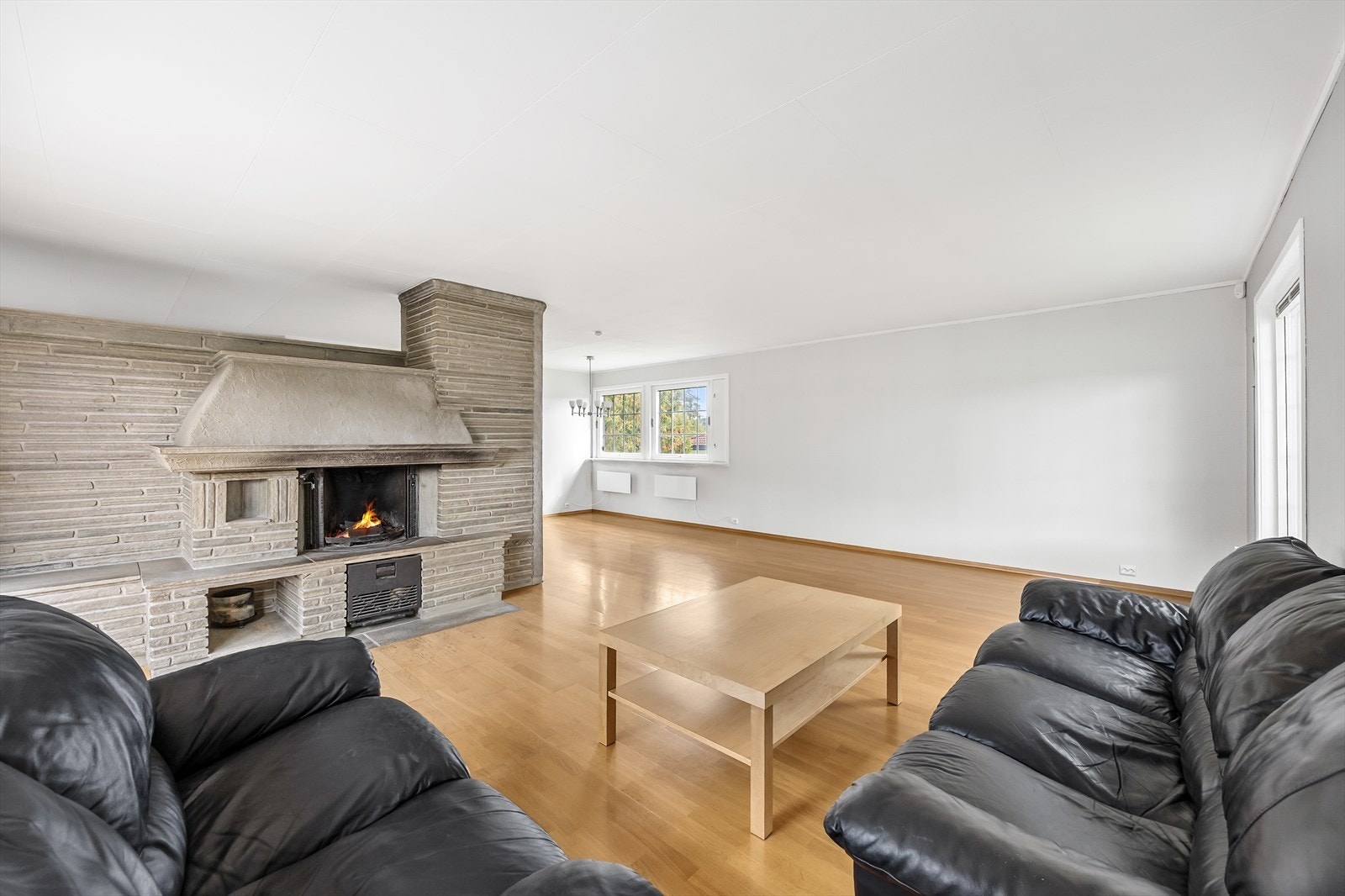 Rommet har en oppmurt, åpen peis - som sørger for ekstra hygge og varme. Galleribilde