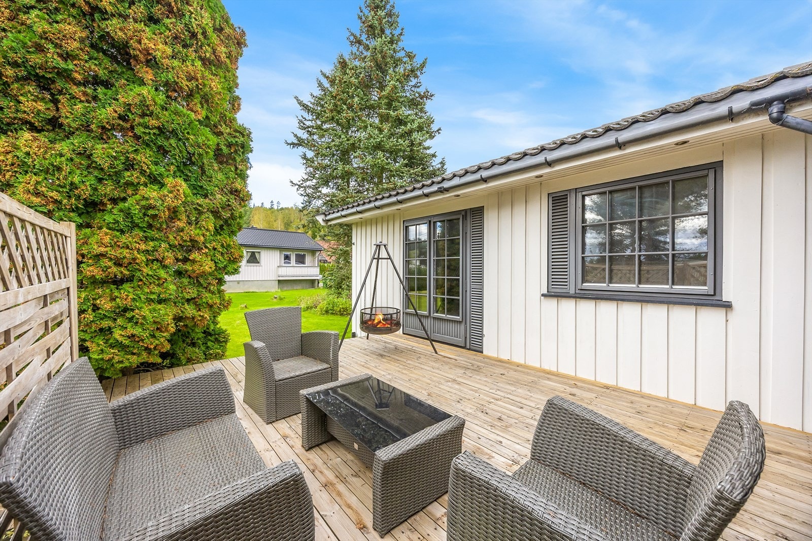 Terrassen har adkomst både fra hage, stuen og hovedsoverommet. Galleribilde