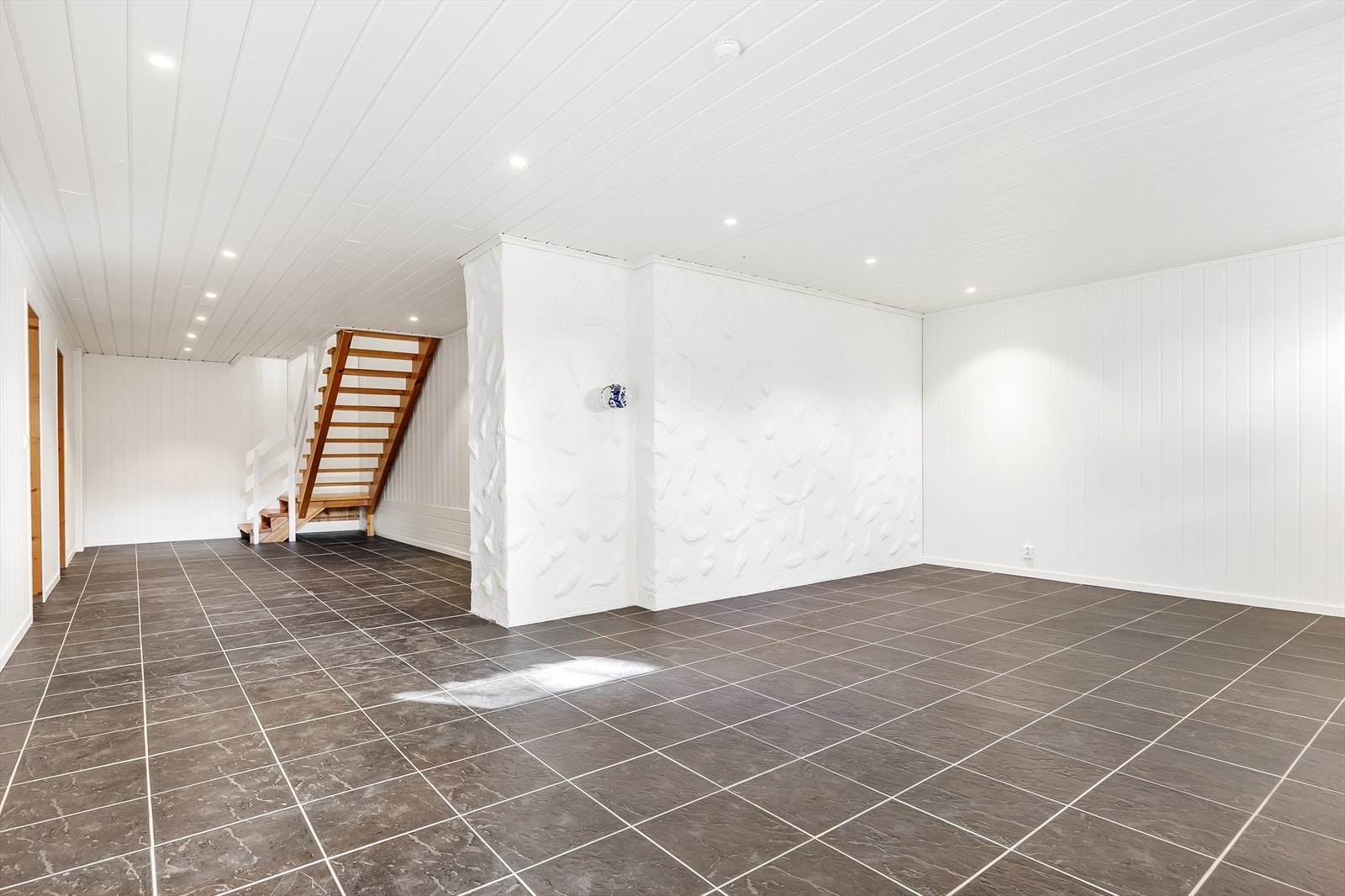 Kjellerstuen er romslig og har varme i gulvet. Galleribilde