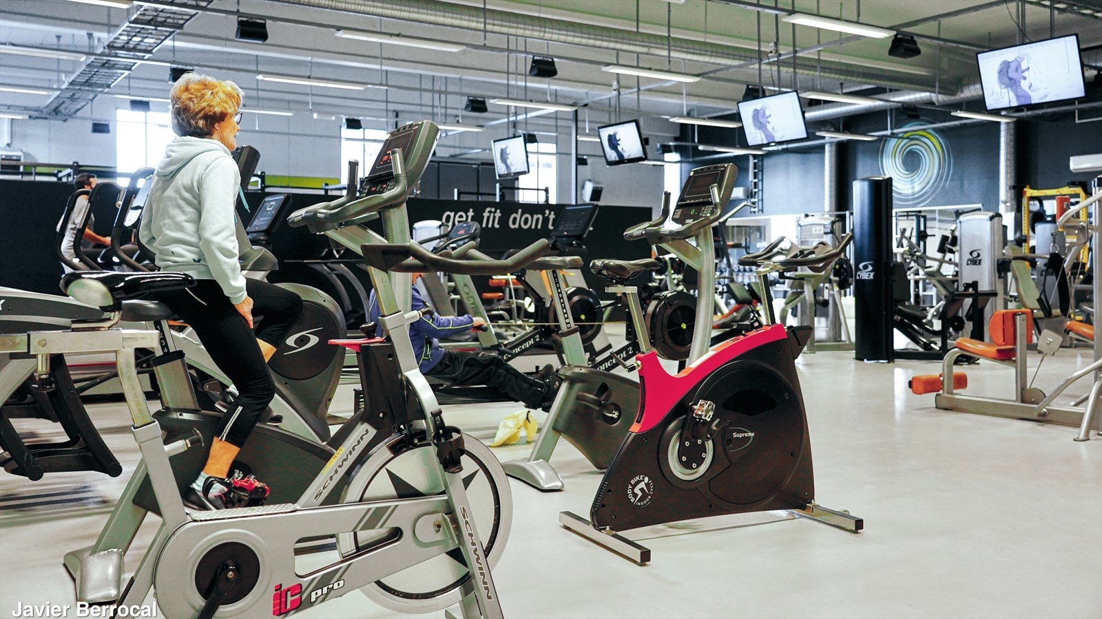 Så og si rett over veien ovenfor Rogneveien 4 ligger flere treningssentere . Galleribilde