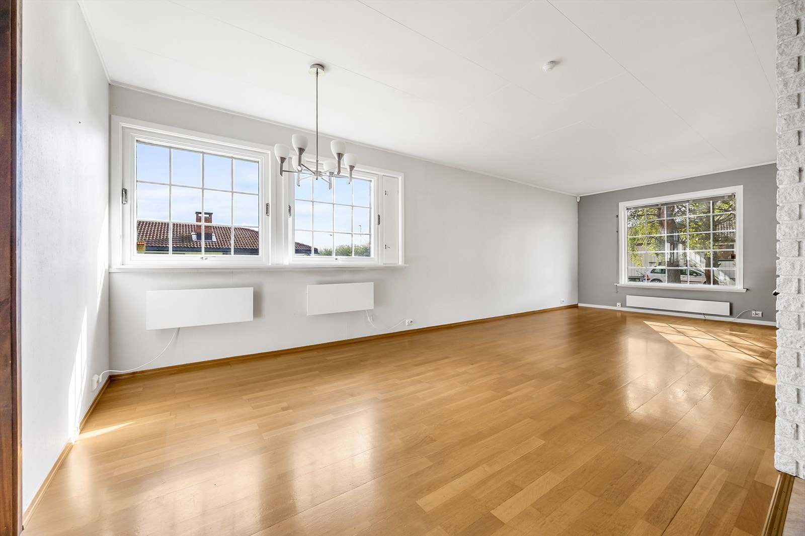 Det er godt naturlig lysinnslipp fra vindusflater i flere himmelretninger. Galleribilde