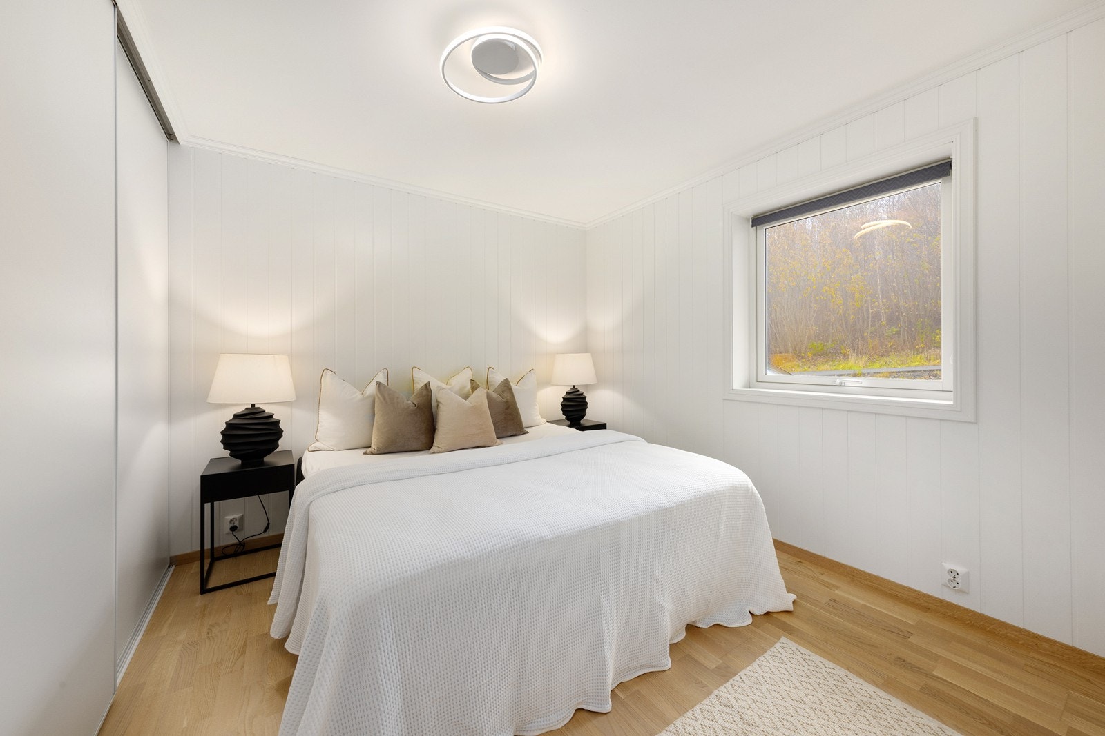 Soverom 1 - Leiligheten har to gode soverom, hvor hovedsoverommet har plass til dobbeltseng og er utstyrt med en praktisk skyvedørsgarderobe. Galleribilde