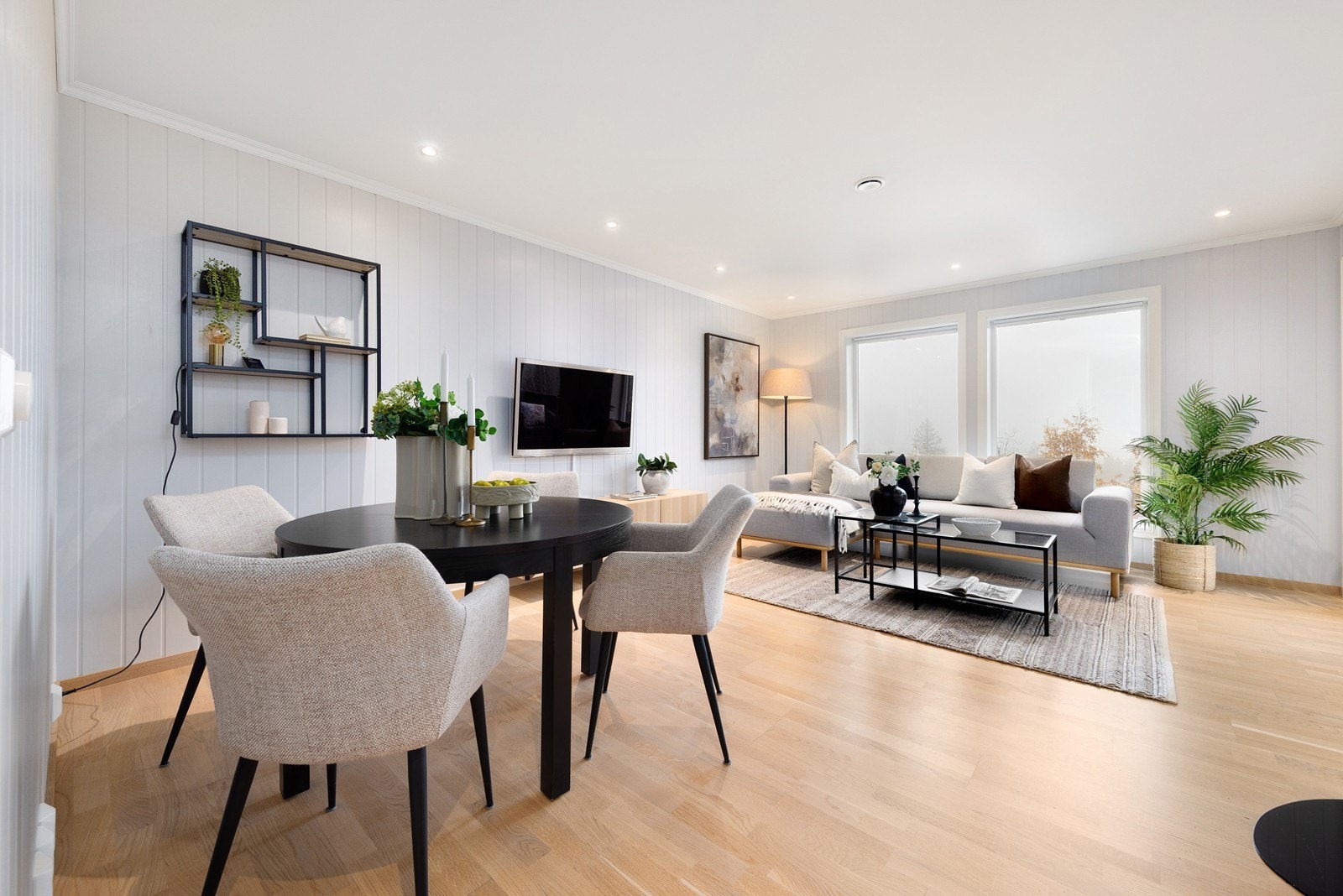 Leiligheten har en gjennomgående planløsning med en lys og åpen stue- og kjøkkenløsning. Galleribilde