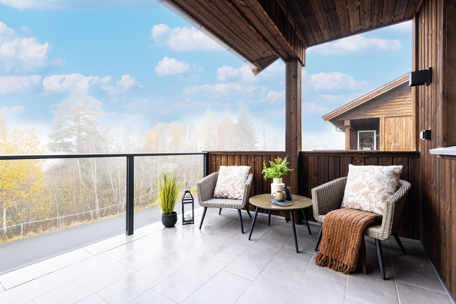 Den overbygde balkongen har utgang fra stua og gir rom for en hyggelig sittegruppe. Galleribilde