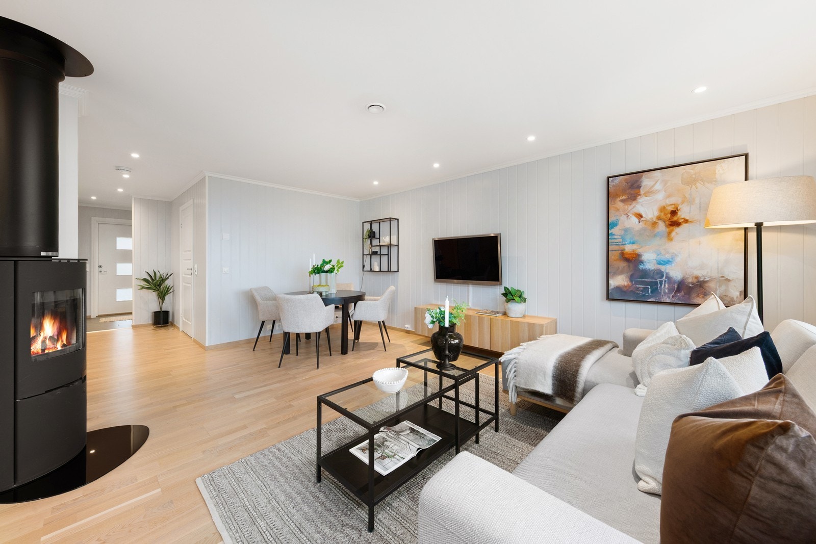 Den åpne løsningen danner et sosialt allrom og gir plass til møblering av både sofa- og spisegruppe. Galleribilde