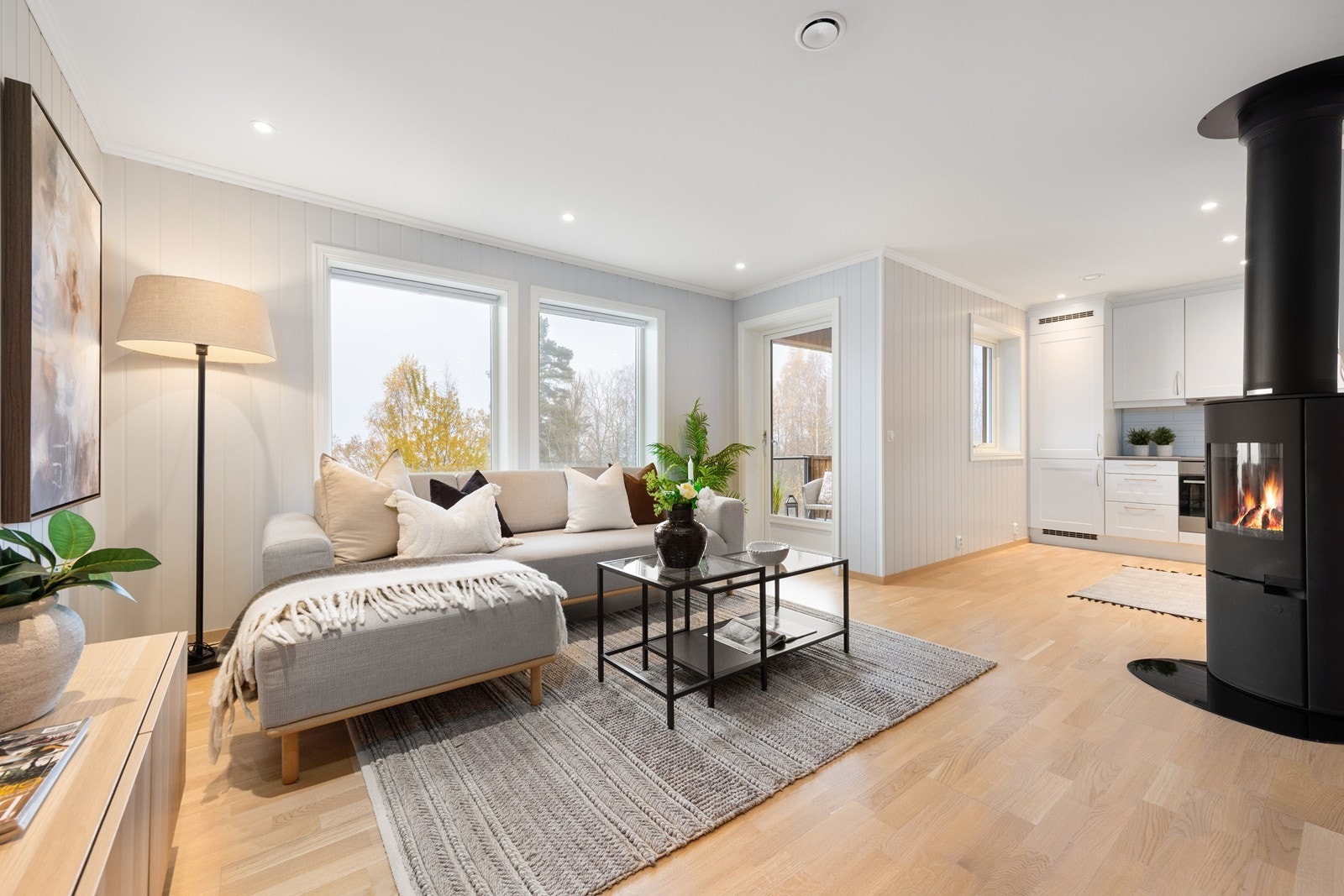 Leilighetens overflater består av parkett på gulv og fliser i entré. Veggene har malte panelplater, mens himlingene er utført med malte plater og flater. Galleribilde