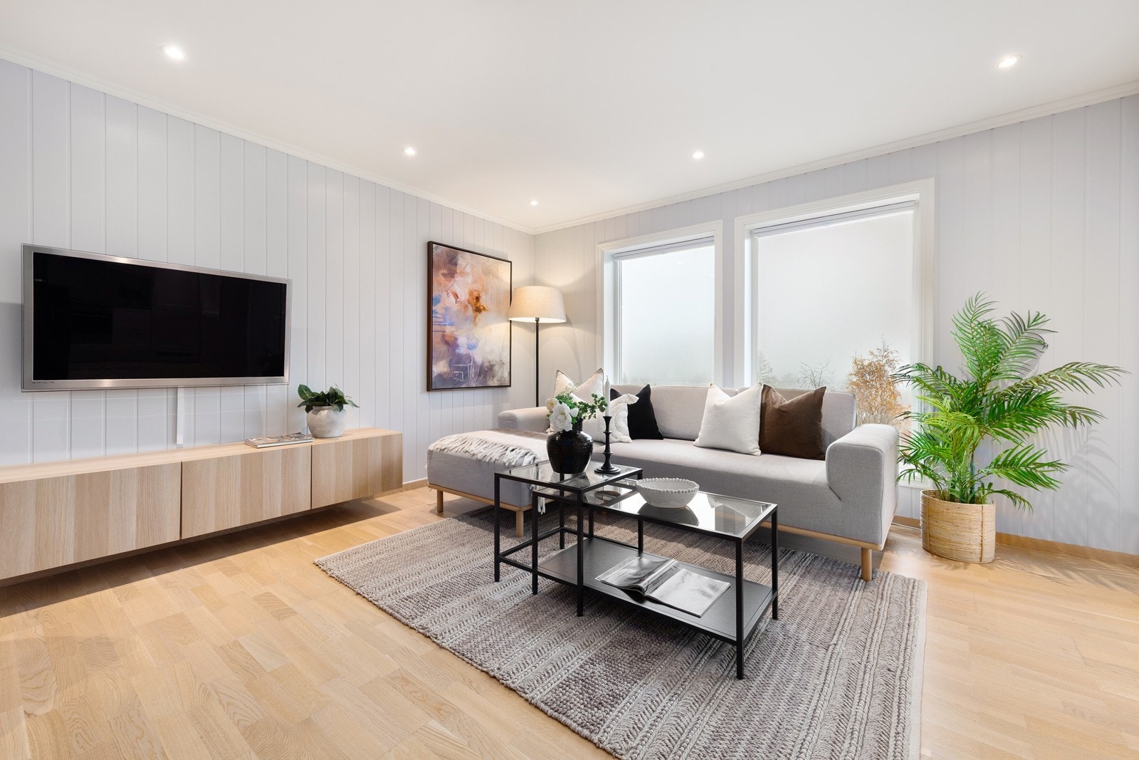 Fra vinduene har man godt med naturlig dagslys og dimbare downlights i himlingen gir behagelig og stemningsfull belysning. Galleribilde