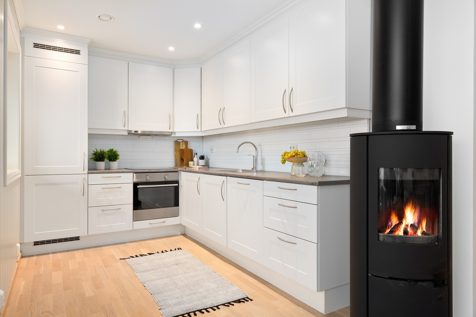 Kjøkkenet er praktisk plassert og gjør det enkelt å være sosial også mens man lager mat. Galleribilde