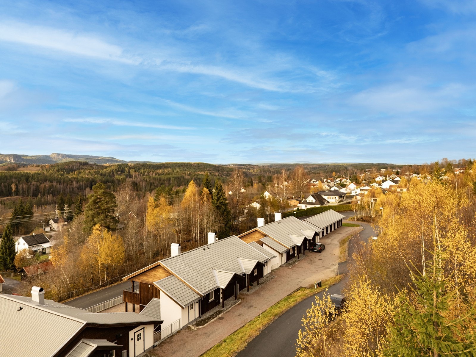 Det er også kort vei til Åmot sentrum som byr på et variert utvalg av butikker, servicetilbud og hyggelige møteplasser. Galleribilde