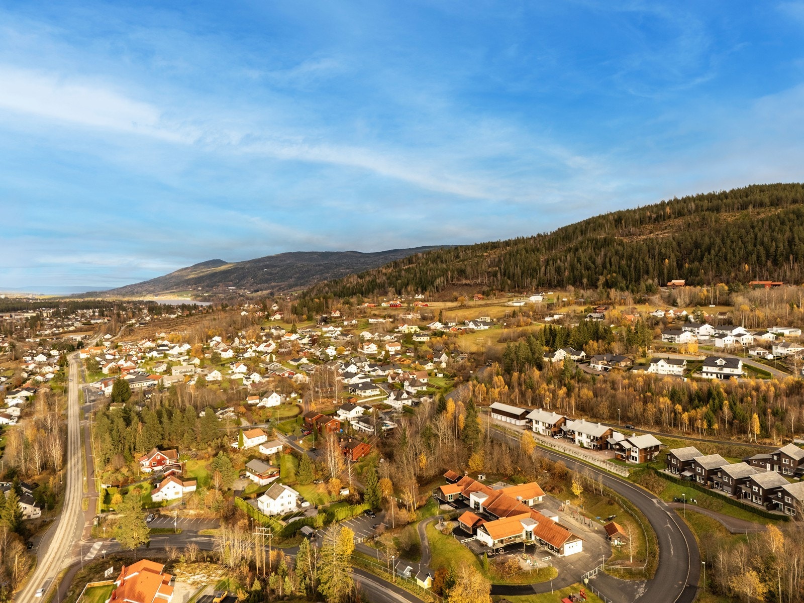 Her bor du rolig og trygt i naturskjønne omgivelser, med gang- og sykkelvei til både skole og barnehage. Galleribilde