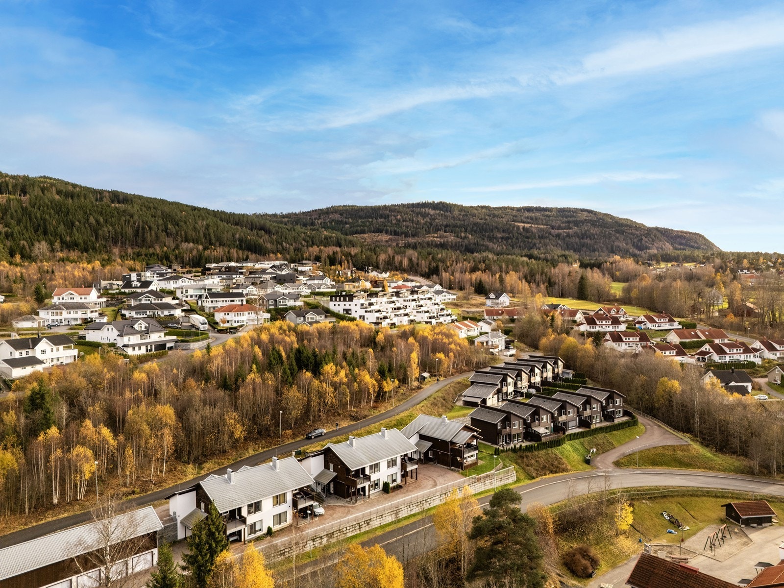 Leiligheten har en attraktiv beliggenhet i et nyere og familievennlig boligområde nord i Melumenga. Galleribilde