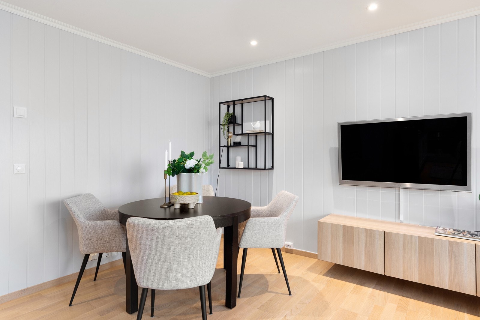 Et hyggelig og sosialt rom hvor man enkelt kan samle familie og venner. Galleribilde