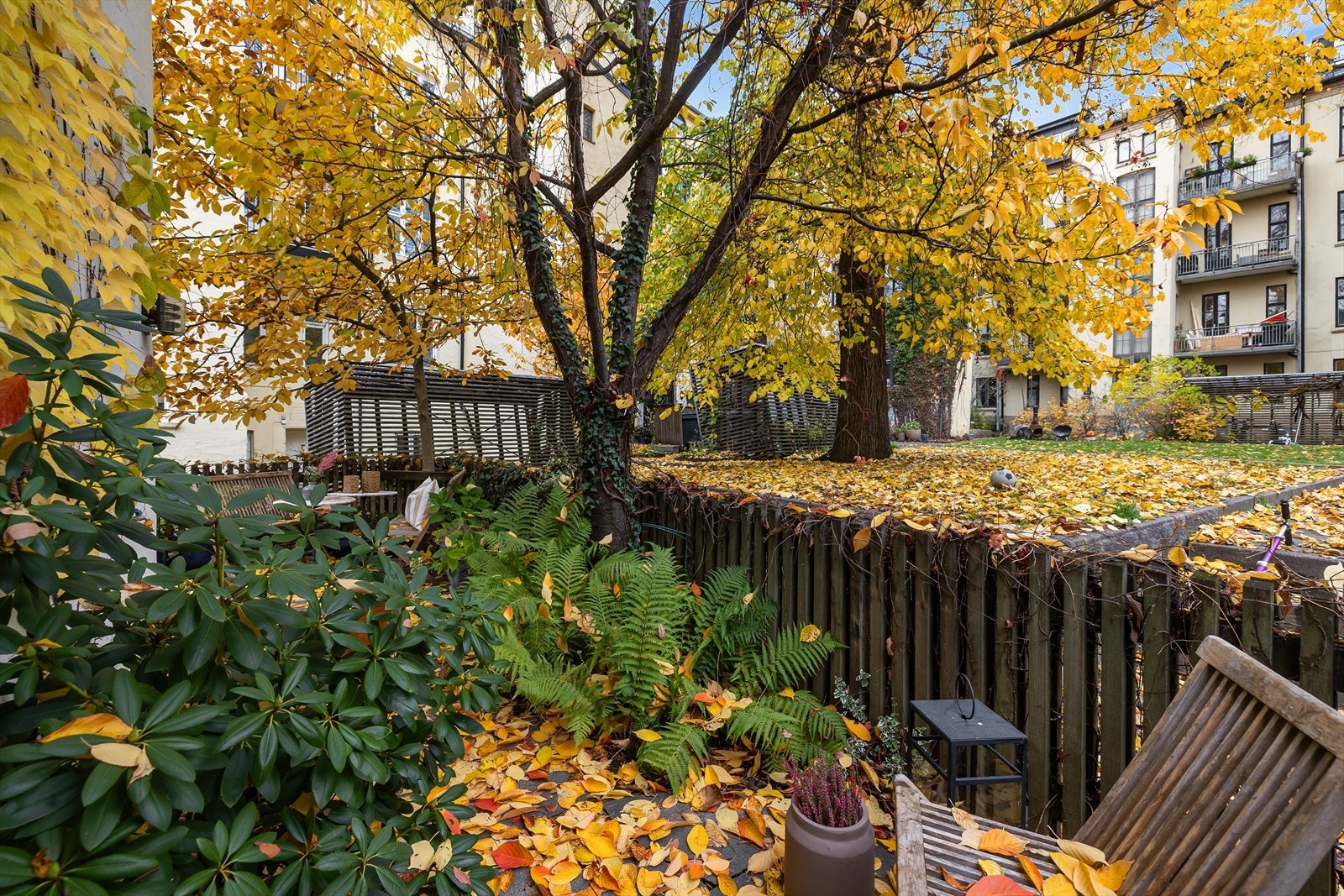 Det er god plass til flere sittegrupper og grill. Galleribilde