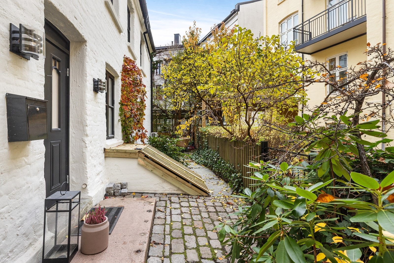 Audun Skogen AS pusset opp hele fasaden i 2020; byttet ut til nye vinduer, malte fasaden, monterte snøfangere og la nytt gulv på takterrassen. Galleribilde