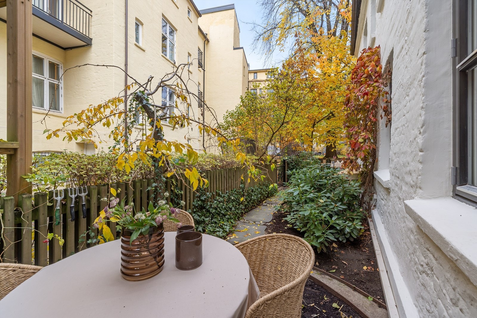 Hagen ble profesjonelt planlagt og beplantet av hagearkitekt med blant annet smijernsport, skifer, gjerde, hekk, trær, busker og blomster. Galleribilde