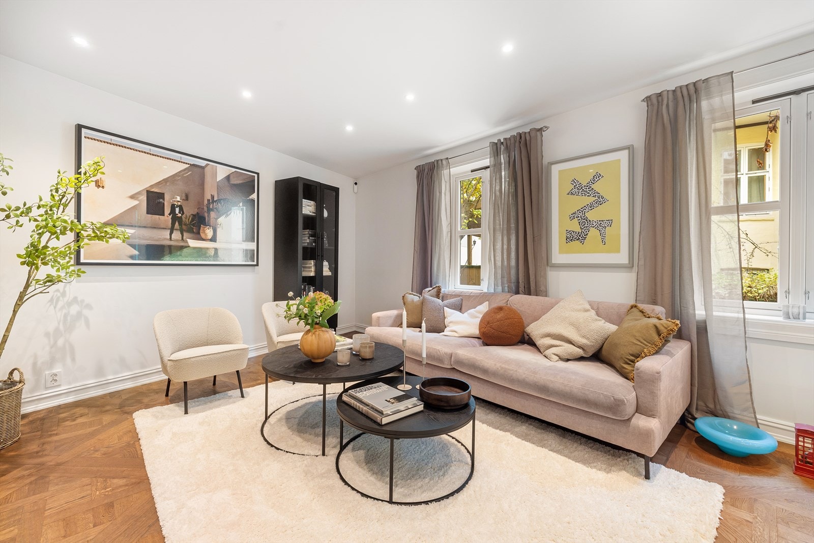 I stuen er det god plass til både stor sofagruppe med tilhørende stuemøblement. Galleribilde