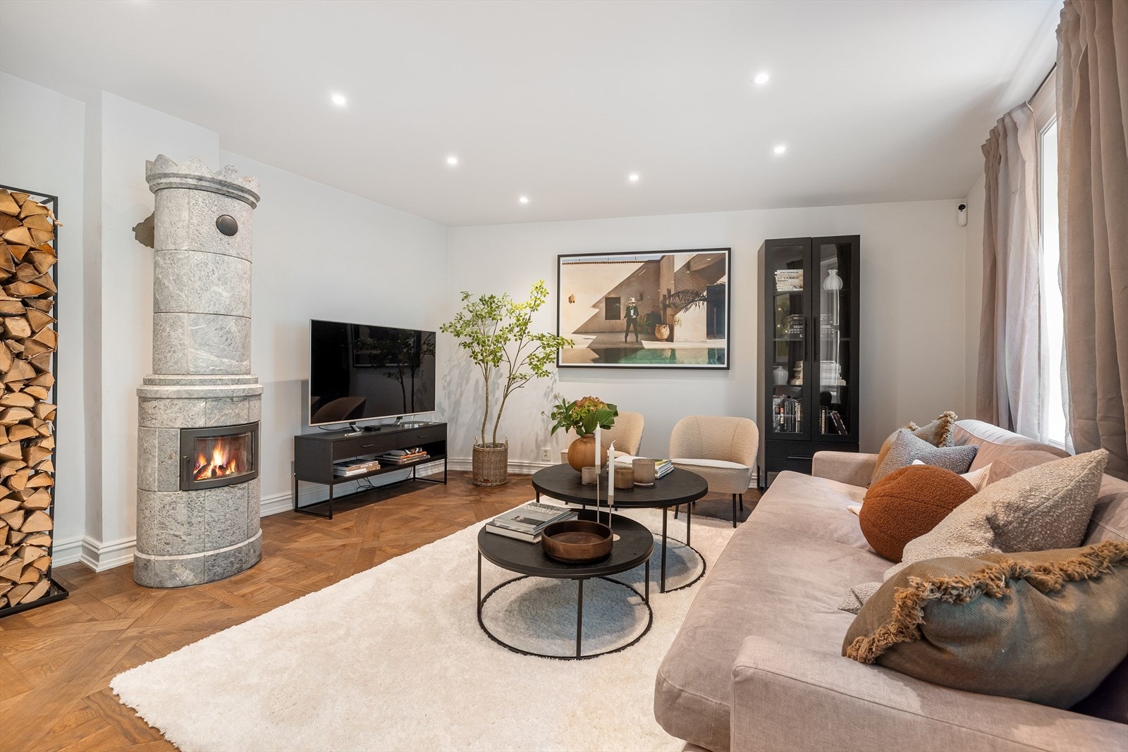 Boligen har en lun, innbydende og hyggelig stue av god størrelse. Galleribilde