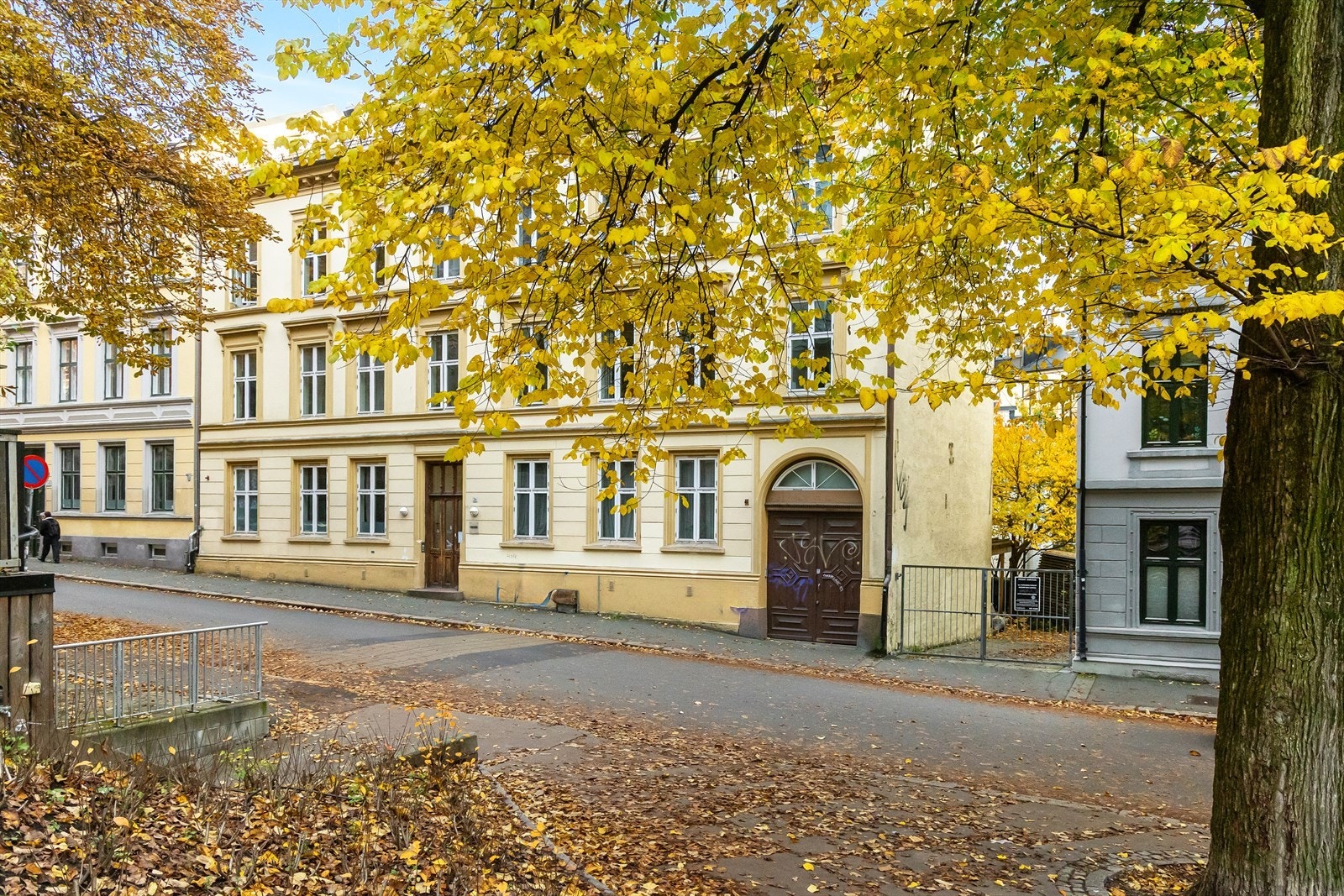 Boligen har en tilbaketrukket beliggenhet i bakgård. Galleribilde