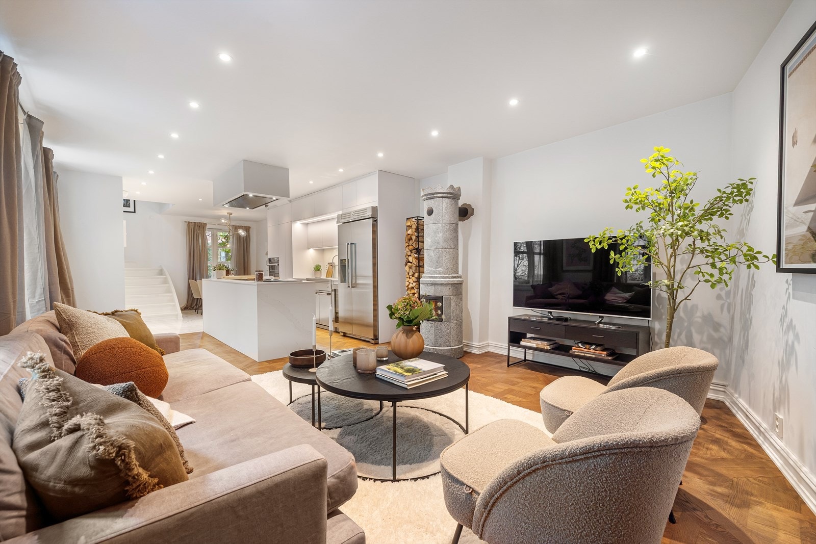 Åpen, sosial løsning med naturlige soner. Rommet har en planløsning som oppleves naturlig, som gjør det enkelt å innrede. Galleribilde