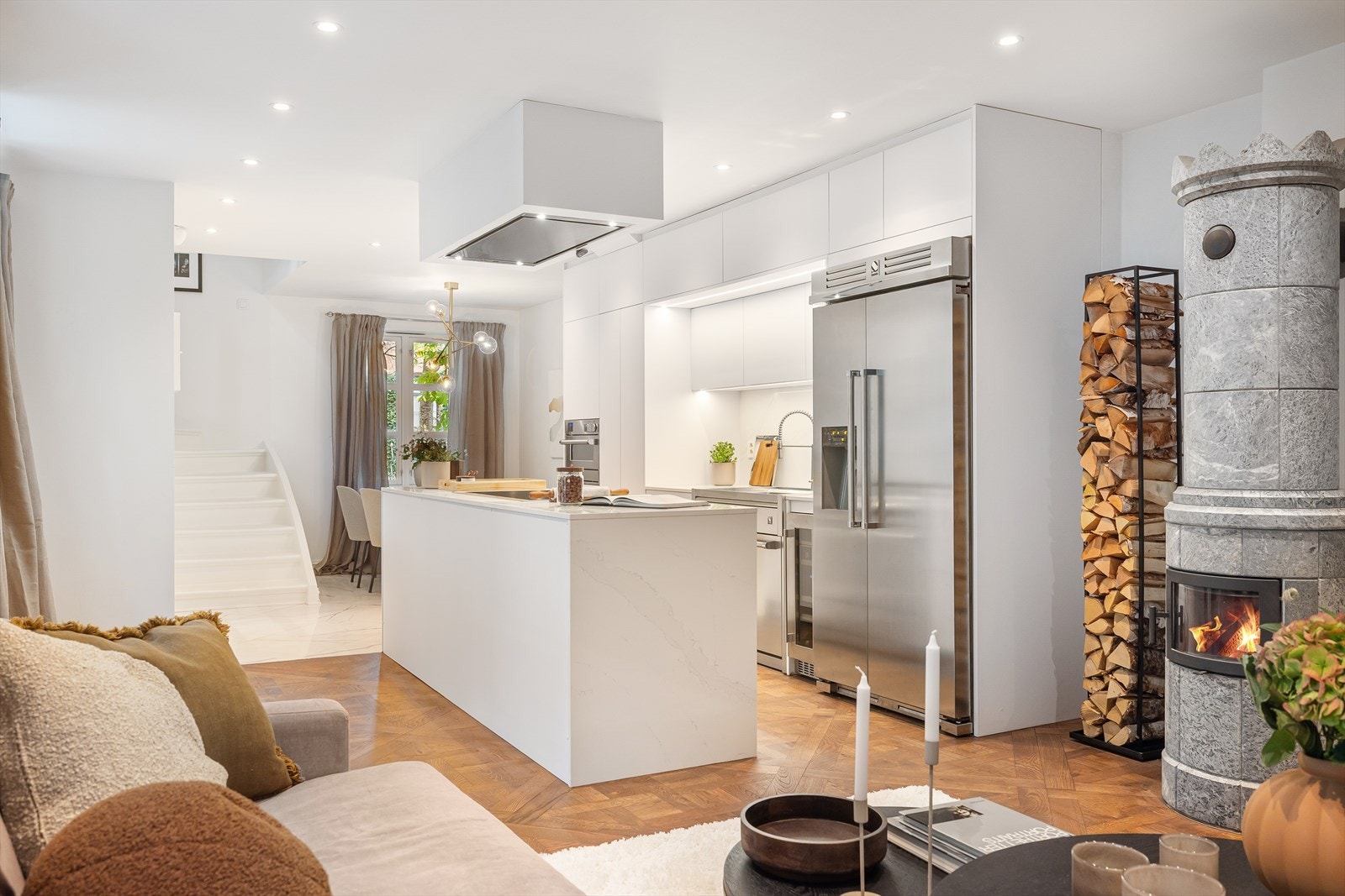 Rommet har stilrene overflater med pent gulv, lyse vegger og downlights i himling. Det er flott, nederlandsk mosaikkparkett på stuegulvet lagt i 2017 (levert og montert av Skovin Gulv), og slipt og behandlet i 2025. Galleribilde