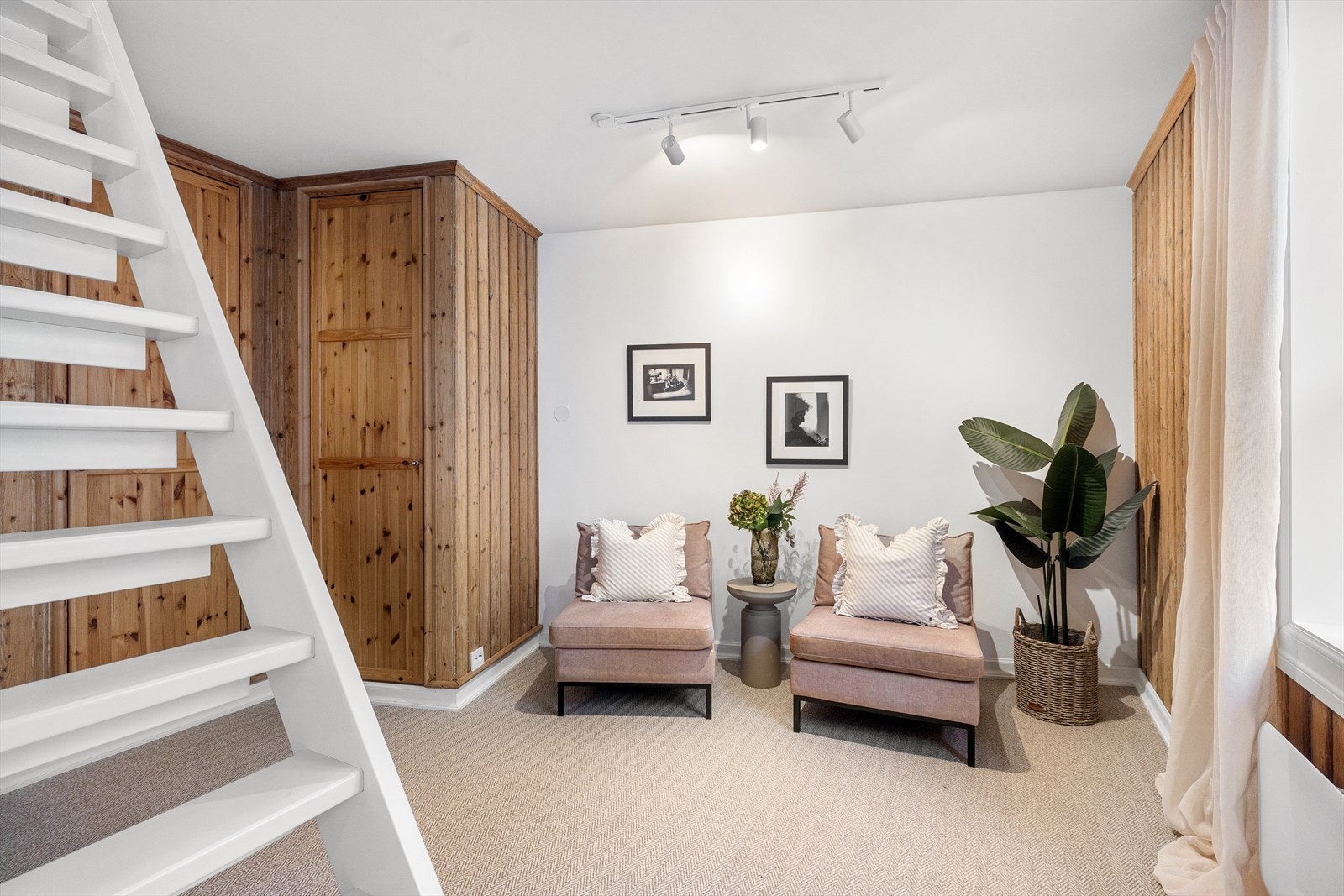 Hyggelig krok med plass til lenestoler. Galleribilde