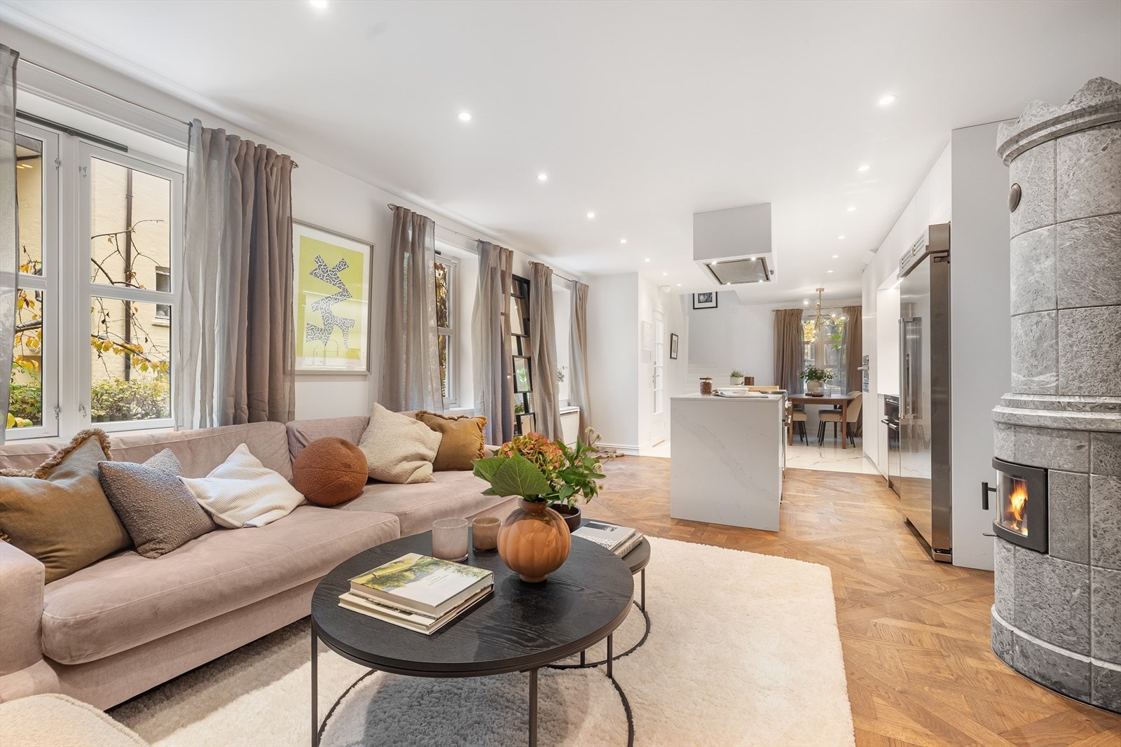 Store vindusflater og gjennomgående planløsning sikrer godt lysinnslipp. Galleribilde