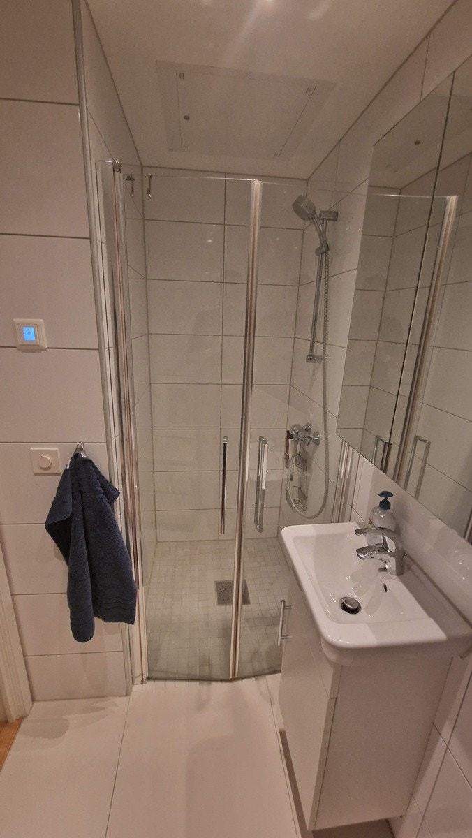 Eget bad med vask, toalett og dusj Galleribilde