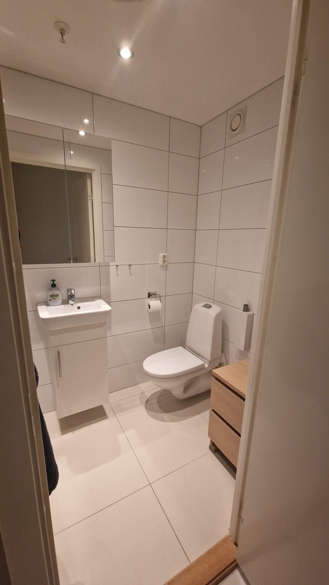 Eget bad med vask, toalett og dusj Galleribilde