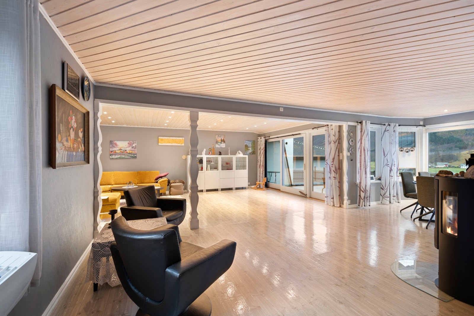 Rommet har belegg på gulv og malte flater på vegger. Galleribilde