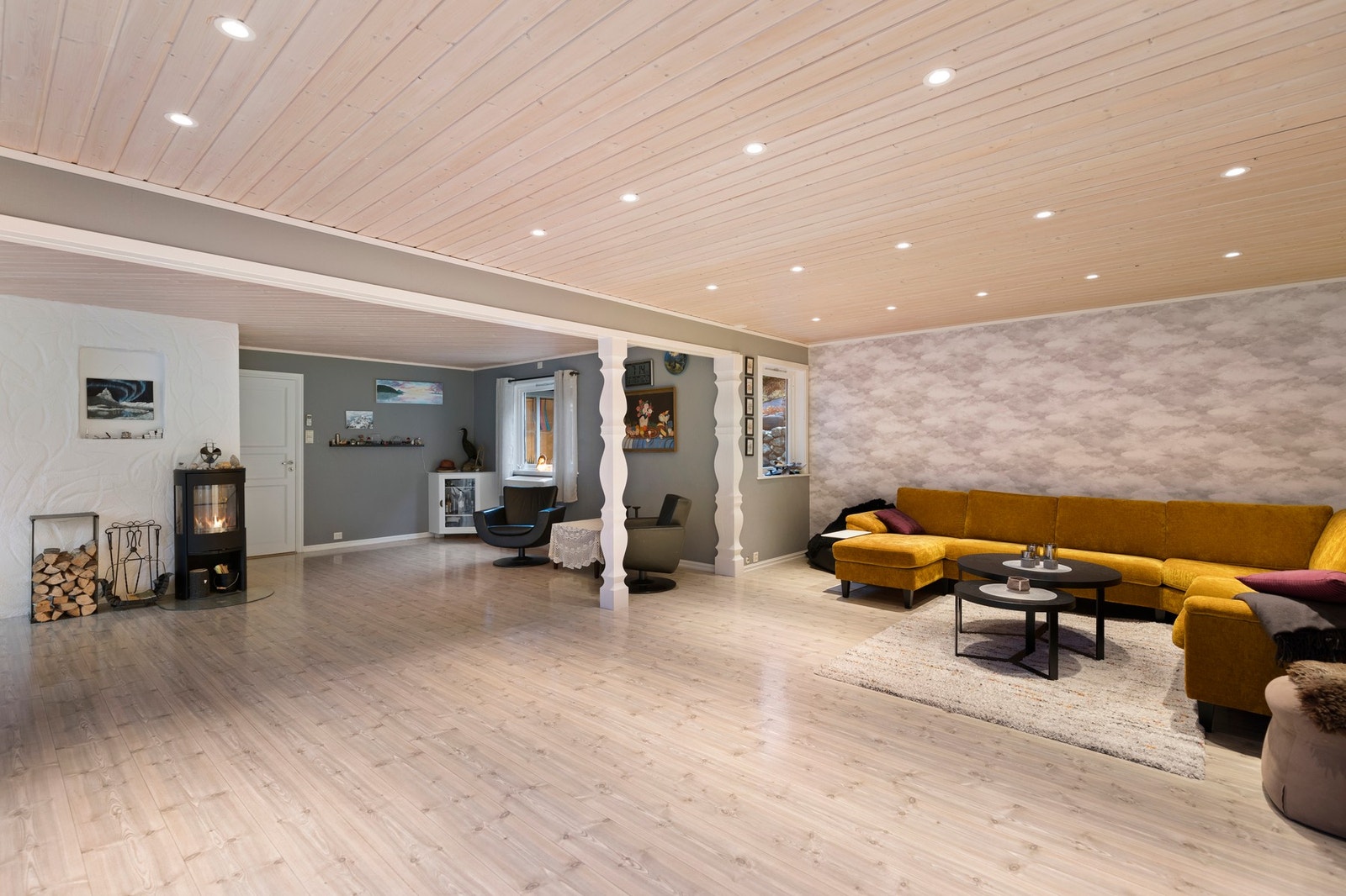 Her er det oppvarming fra både vedovn og varmepumpe. Galleribilde