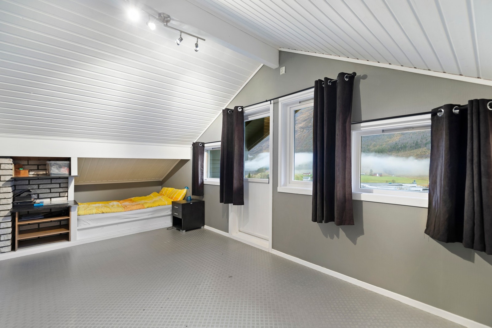 Stort soverom i front som opprinnelig var to soverom. Galleribilde