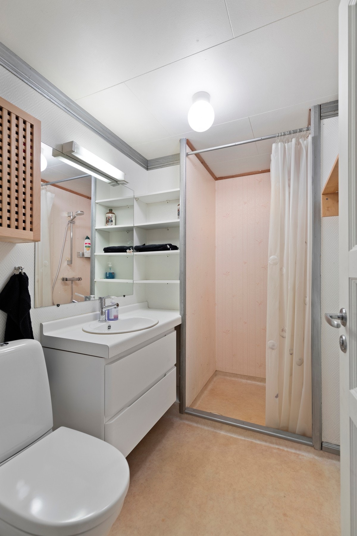 Badet i etasjen er fra byggeår og har belegg på gulv og tapet på vegger. Rommet er utstyrt med varme i gulv, dusj i dusjnisje, toalett og baderomsinnredning. Galleribilde