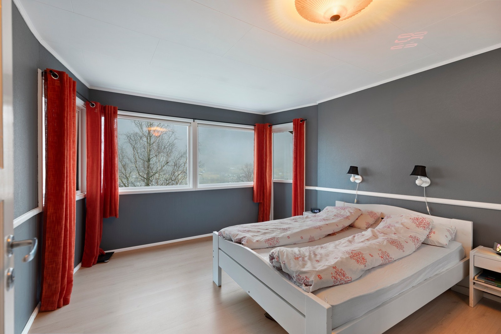 Romslig soverom i hovedetasjen. Galleribilde