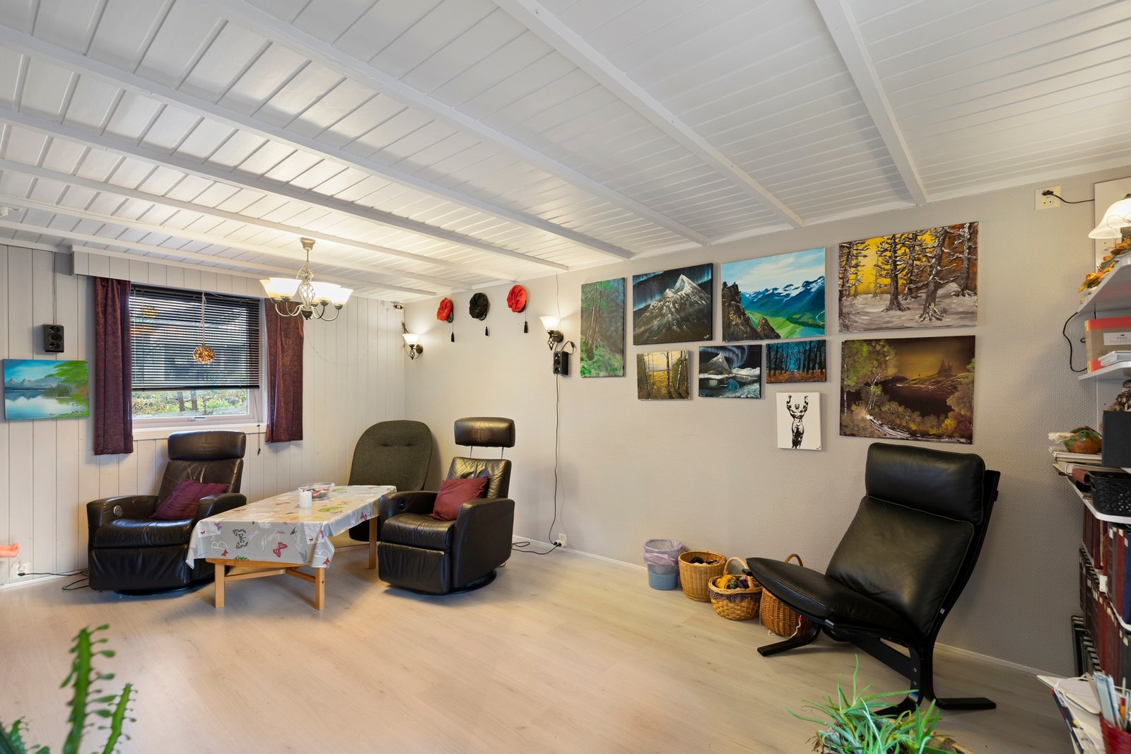 Ved inngangspartiet er det tilkomst til tv-stue. Galleribilde