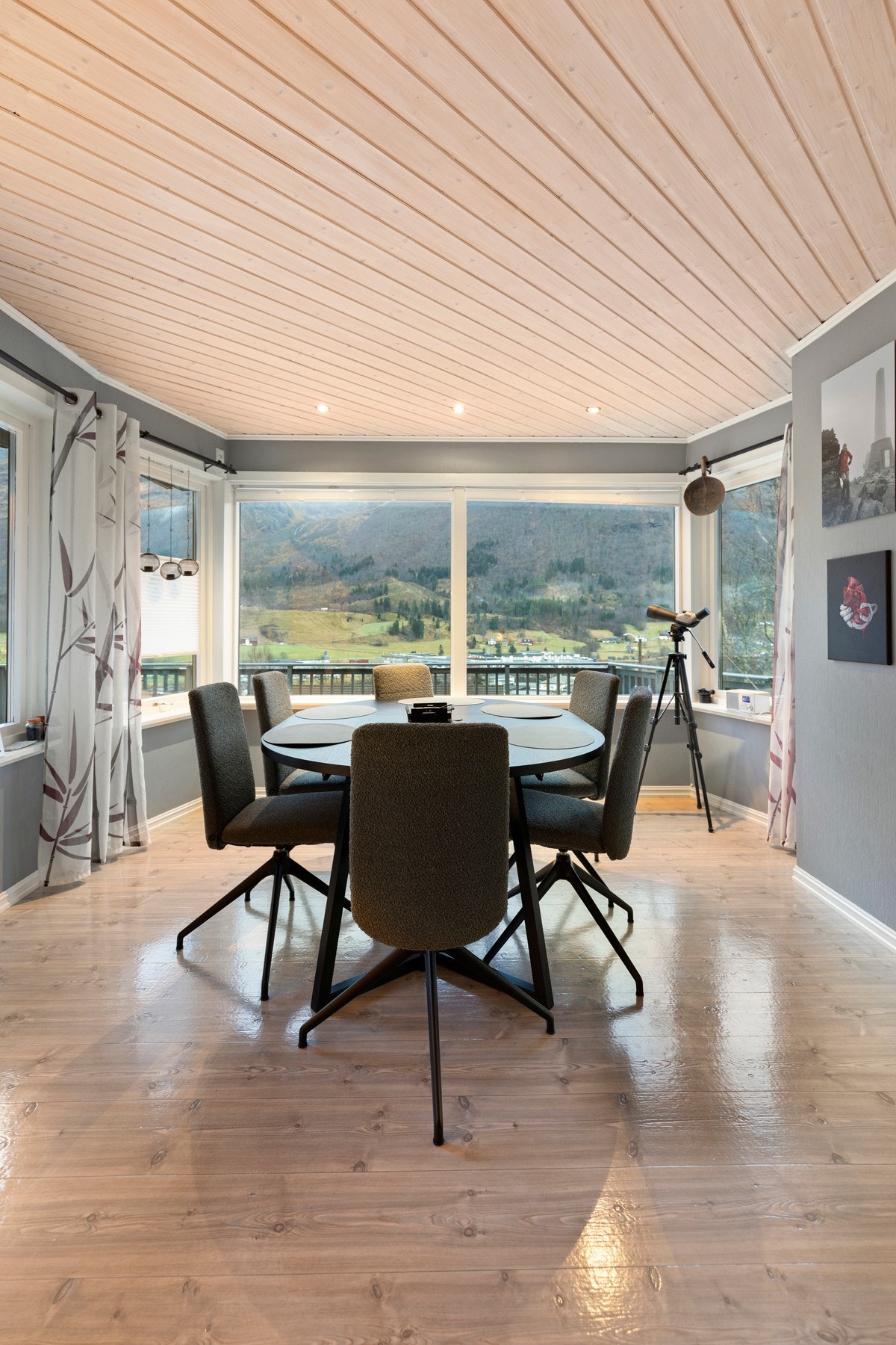 God plass til spisebord mellom stue og kjøkken. Galleribilde