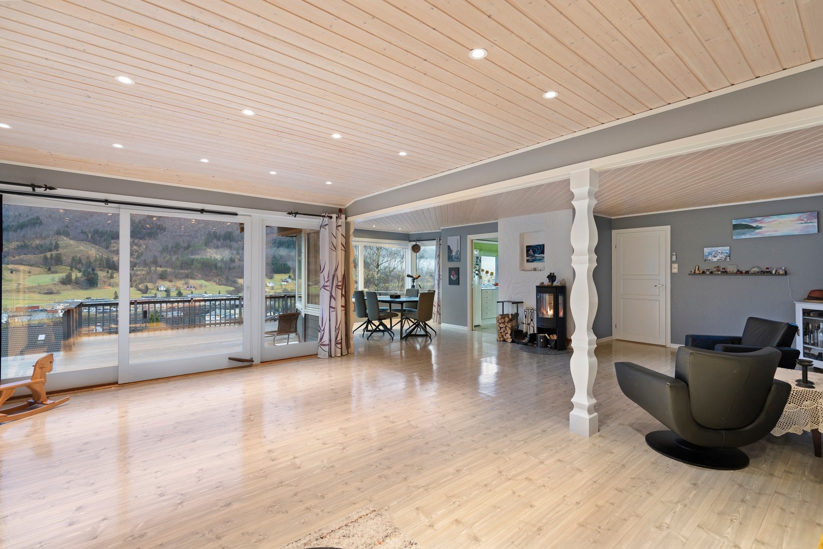 Fra stue er det utgang til stor terrasse. Galleribilde