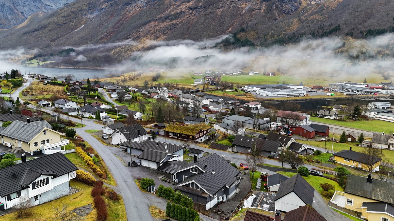 Fra boligen er det kort vei til Bunnpris og Velledalen Naturbarnehage som ligger innen en kjøreavstand på cirka 5 minutter. Galleribilde