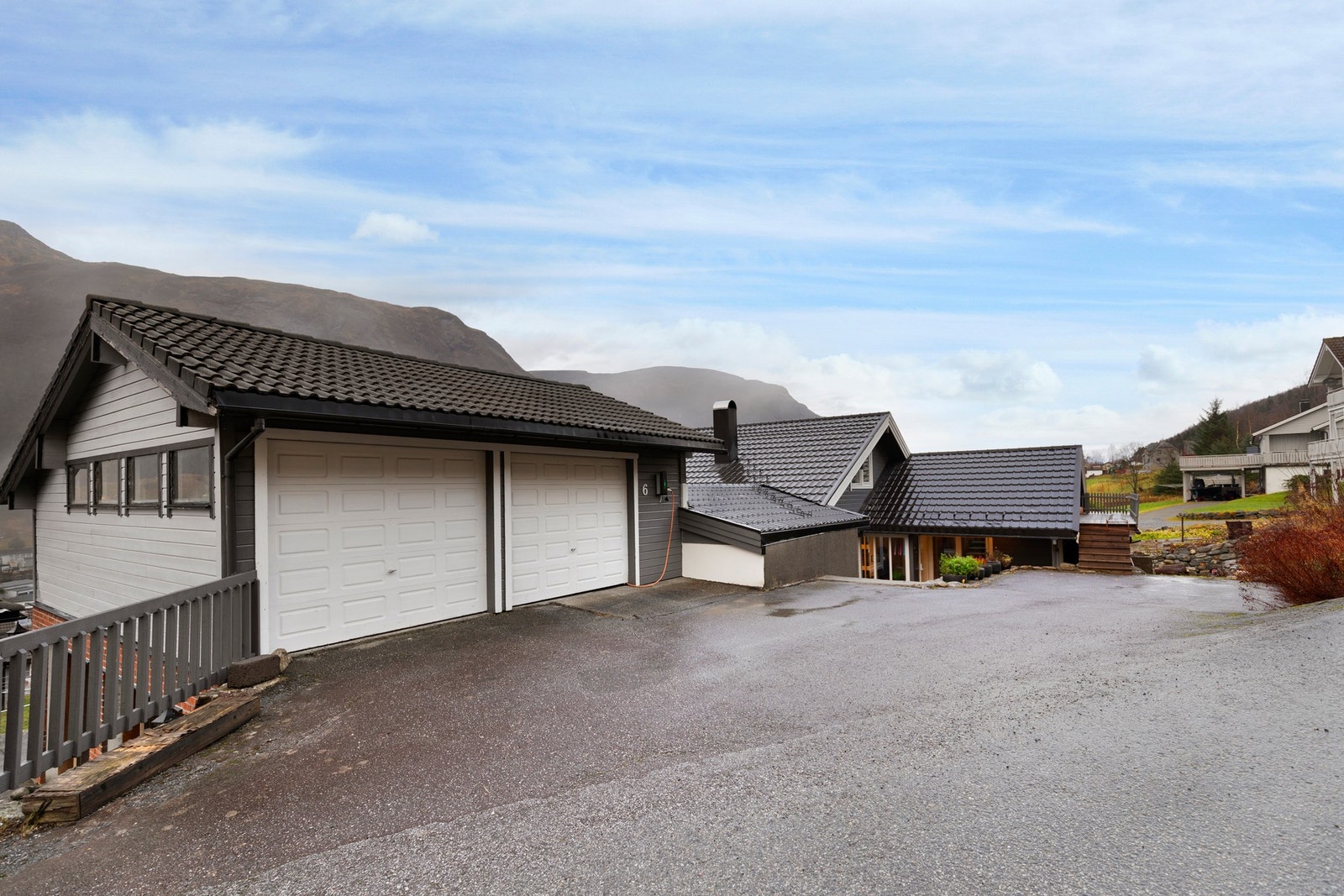 Boligen disponerer dobbelgarasje ved adkomsten. Galleribilde