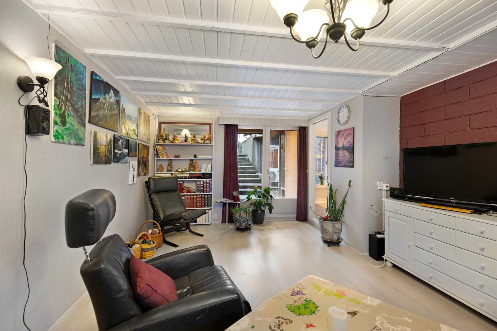 Rommet har laminat på gulv med tilhørende varmekabler og egen inngang fra det overbygde inngangspartiet. Galleribilde