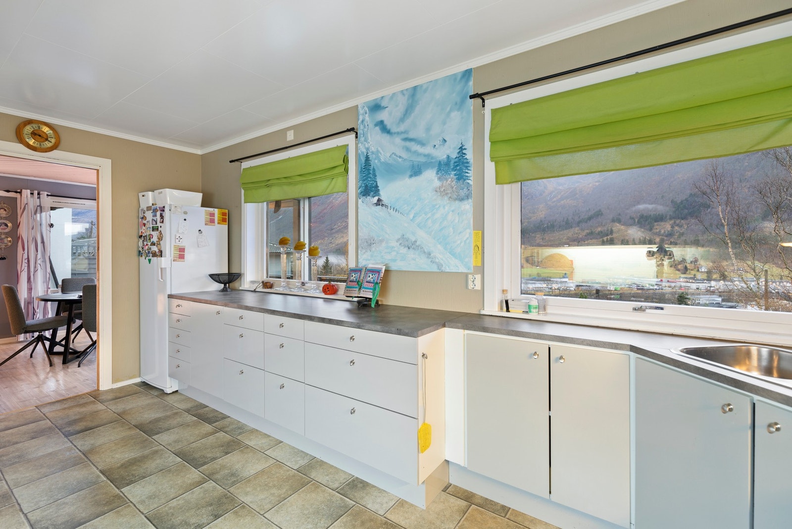 Innredningen er videre utstyrt med laminat benkeplate med plater mot overskap, ventilator, opplegg for oppvaskmaskin, samt integrerte kjøleskuffer. Galleribilde