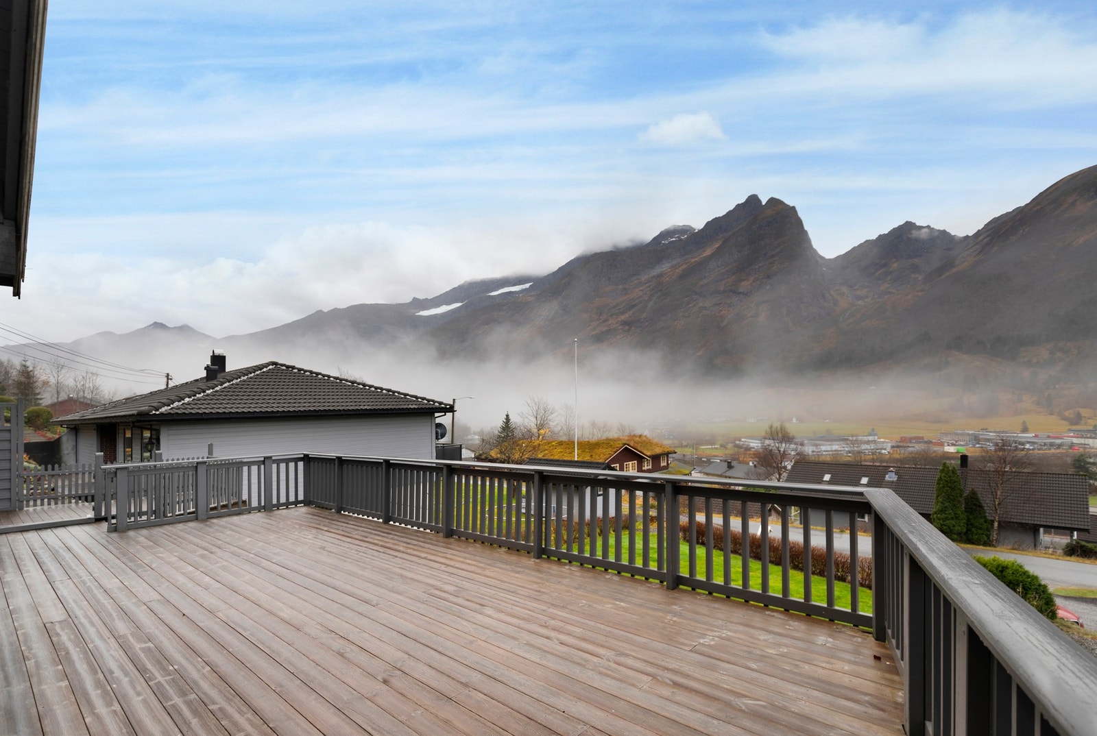 Herfra er det nydelig utsikt mot Sykkylvsfjorden og omkringliggende fjell. Galleribilde