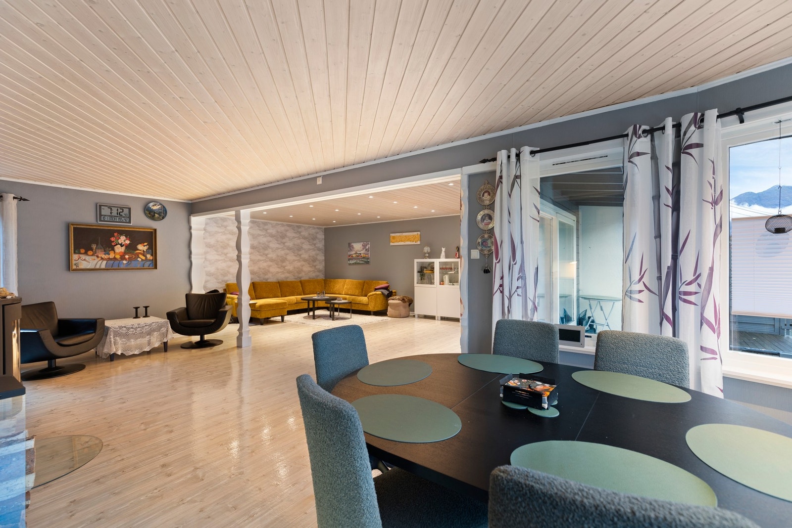 Hovedetasjens stue er meget romslig med god plass til flere sittegrupper. Galleribilde