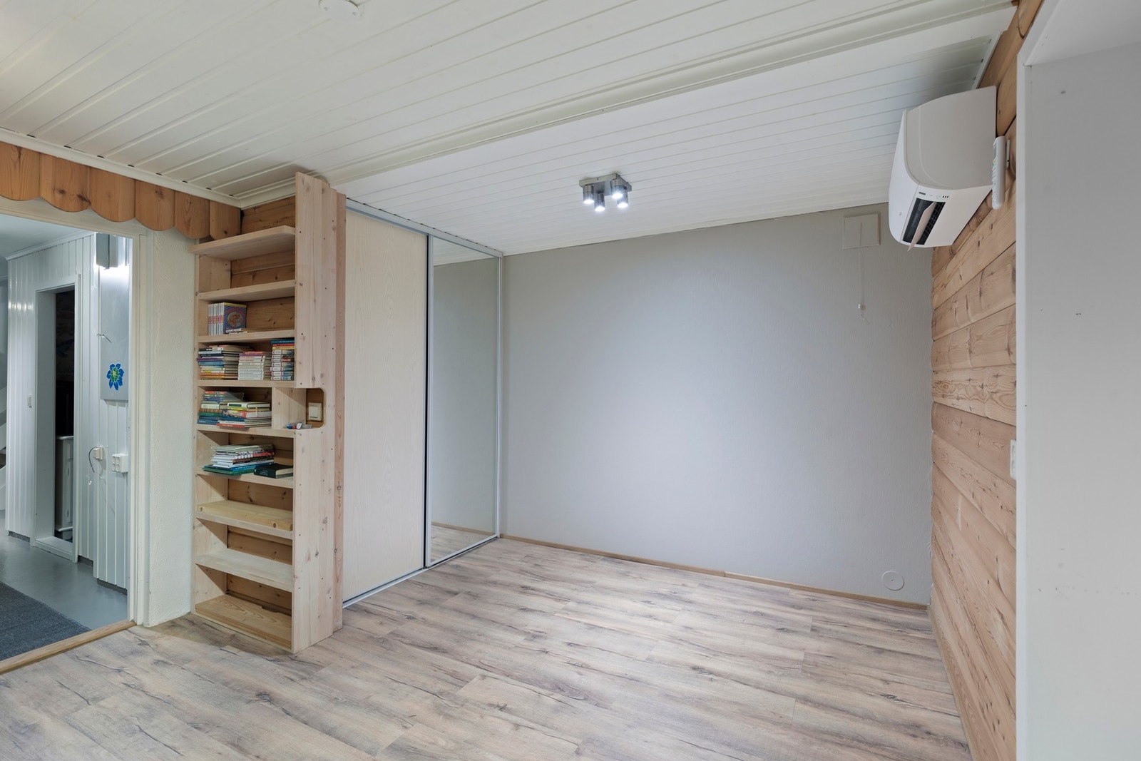 Del av kjellerstue. Kjellerstuen har vedovn og nyere varmepumpe. Galleribilde